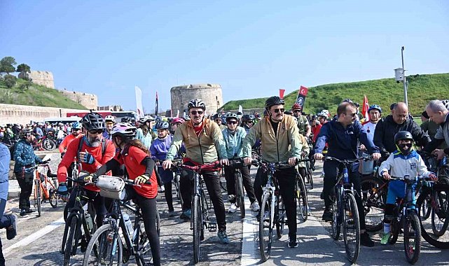 Çanakkale'de bin 50 bisikletli şehitlere saygı için pedal çevirdi