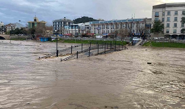 Çanakkale'de Kocabaş Çayı taştı, otopark sular altında kaldı