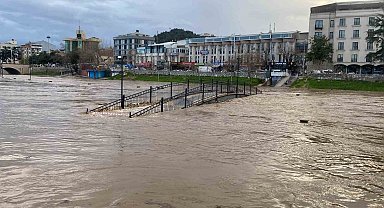Çanakkale'de Kocabaş Çayı taştı, otopark sular altında kaldı