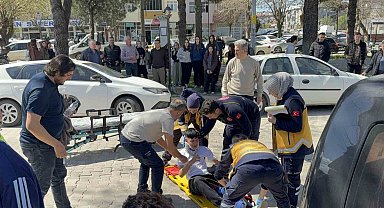 Çanakkale'de motosiklet yayaya çarptı; 2 kişi yaralı