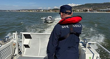 Çanakkale'de sürüklenen bottaki 3 kişi kurtarıldı