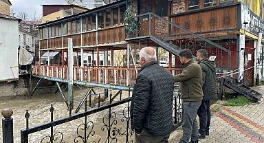 Çatak'ta aşırı yağış nedeniyle köprü ve üstündeki kafe tedbiren kapatıldı