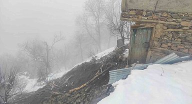 Çatak'ta toprak kayması: 2 katlı ev hasar gördü