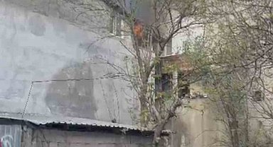 Çatı katında korkutan yangın… Mahalleli sokağa döküldü, çatı küle döndü