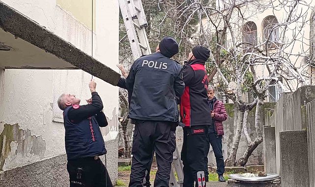 Çatı katında mahsur kalan kediyi polis ve itfaiye kurtardı