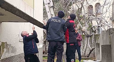 Çatı katında mahsur kalan kediyi polis ve itfaiye kurtardı
