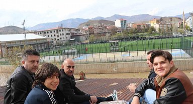 Çatıda kaygana yiyerek maç izlediler