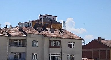 Çatıda tehlikeli çalışma, kameraya yansıdı