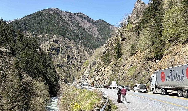 Çaykara-Uzungöl karayolunda kaya düşmesi nedeniyle ulaşım kontrollü sağlanıyor