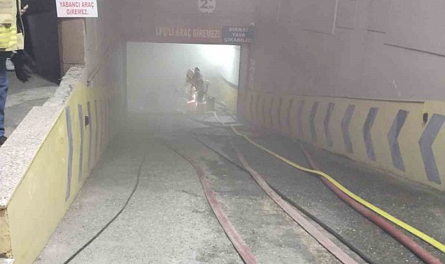 Çekmeköy'de park halindeki araçta yangın çıktı