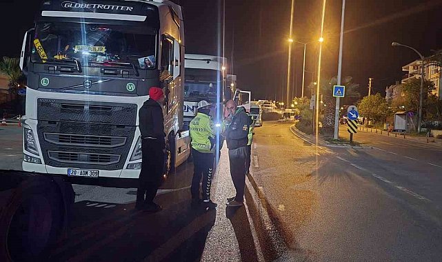 Çeşme'de tır sürücülerine yönelik gece denetimi