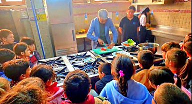 Çeşmeli öğrenciler sağlıklı beslenmeyi yerinde öğrendi