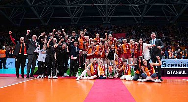 CEV Kupası şampiyonu Galatasaray kupasını aldı