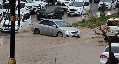 Cizre'de sağanak yağış cadde ve sokakları göle çevirdi