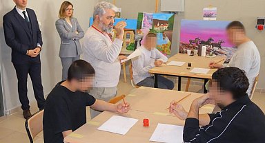 Çocuk ve genç mahkumlara hat sanatı süsleme çalışmaları tanıtıldı