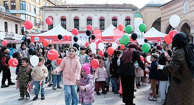 Çocuklar Filistin için yazdıkları mektupları balonlarla gökyüzüne bıraktı
