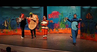 Çocuklar tiyatro oyununda kahkahalara boğuldu