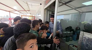 Çocuklara moral vermek isteyen esnaf, depremzede öğrencilere ücretsiz döner dağıttı