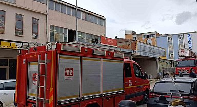 Çöken çatıdan düşen usta yaralandı