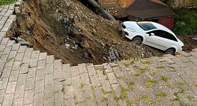 Çöken duvarla birlikte otomobil okul bahçesine düştü