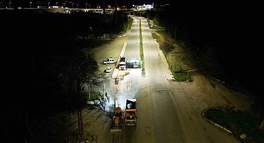 Çorum Belediyesi'nde gece mesaisi: Gece onarılan yol sabah trafiğe açıldı