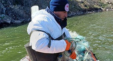 Çorum'da baraj gölünde yasa dışı av araçları ele geçirildi