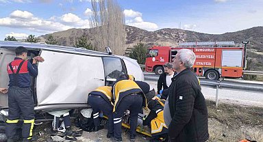 Çorum'da devrilen otomobildeki 3 kişi yaralandı