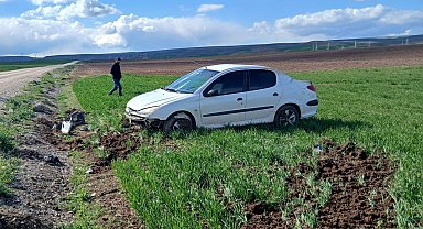 Çorum'da devrilen otomobilin sürücüsü yaralandı