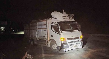 Çorum'da hafif ticari araç kamyona çarptı: 3 yaralı