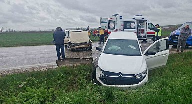 Çorum'da iki otomobil çarpıştı: 3 yaralı