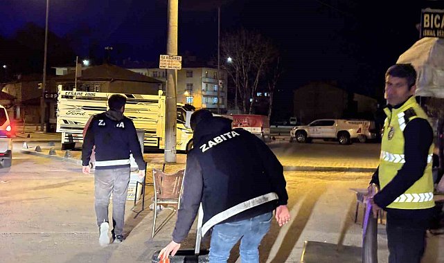 Çorum'da kaldırım işgaline gece denetimi