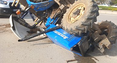 Çorum'da traktör ile ambulans çarpıştı: 1 yaralı