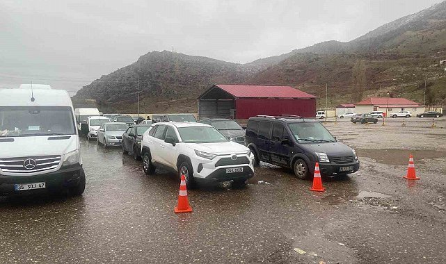 Çukurca Üzümlü Sınır Kapısı'nda sistem arızası