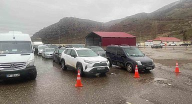 Çukurca Üzümlü Sınır Kapısı'nda sistem arızası