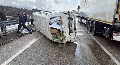 D100'de minibüs devrildi: 1 yaralı