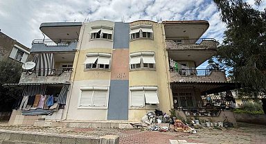 Daire içerisinde ve bahçede biriktirilen çöpler vatandaşı isyan ettirdi