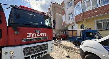 Dairedeki kartonlardan çıkan yangın söndürüldü