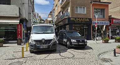 Dar sokakta hatalı park trafiği olumsuz etkiledi