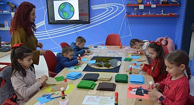 Demirci'de çocuklar bayramı bilimle kutladı