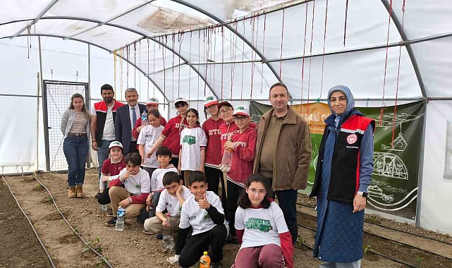 Demirkent TOKİ İlkokulu'nda öğrenciler serada fide dikti