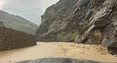 Derecik-Şemdinli kara yolu 2 gündür kapalı