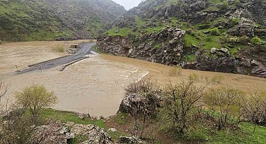 Derecik-Şemdinli kara yolu sel suları nedeniyle kapandı