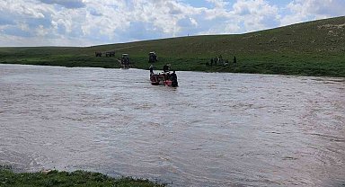 Derenin ortasında mahsur kalan 3 kişi kurtarıldı