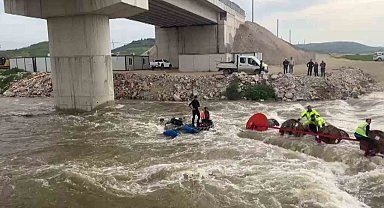 Dereyi traktörle geçmek isterken faciadan dönüldü: 10 işçi vinçle kurtarıldı