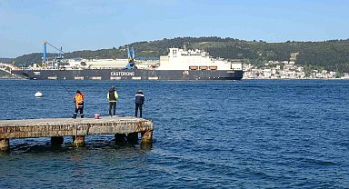 Derin denizlerde boru döşeme gemisi 'Castorone', Çanakkale Boğazı'ndan geçti
