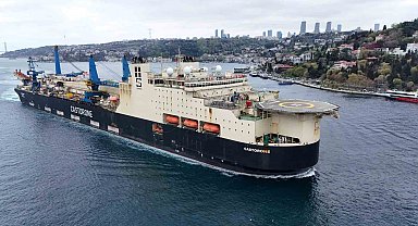 Dev boru döşeme gemisi Castorone Boğaz'dan geçti