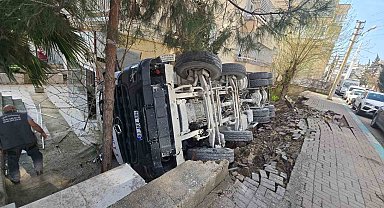 Devrilen mikserde sıkışan sürücü kurtarıldı