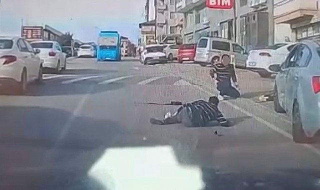 Direksiyon başında uyuduğu öne sürülen sürücü, kaldırımdaki yayalara çarptı