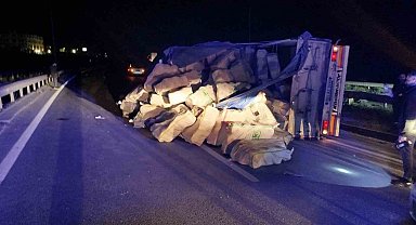 Direksiyon hakimiyetini kaybeden tır refüje çarpıp yan yattı: 1 yaralı