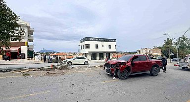 Direksiyon hakimiyetini kaybetti, 2 ağaç ve elektrik direğini yerinden söktü